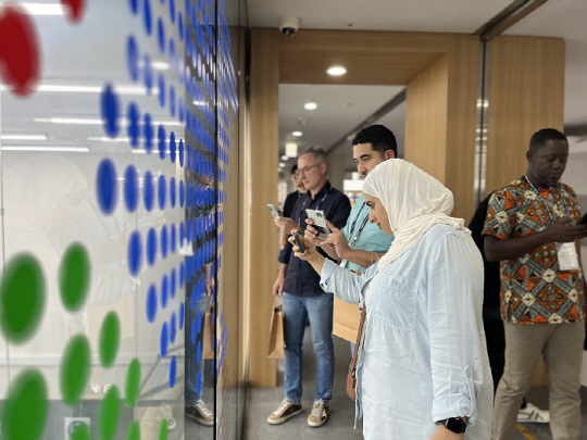 2024년 한국형 사이언스파크 교육 프로그램 해외 참가자들이 카이스트 캠퍼스를 둘러보고 있다.(연구개발특구진흥재단 제공)